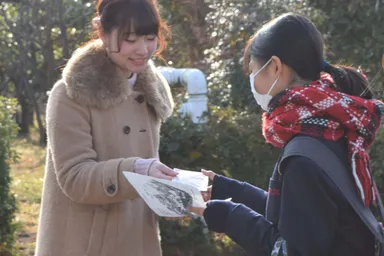 受験生にカイロを配る在学生の様子