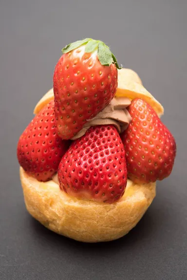 スカイベリーのチョコシュークリーム