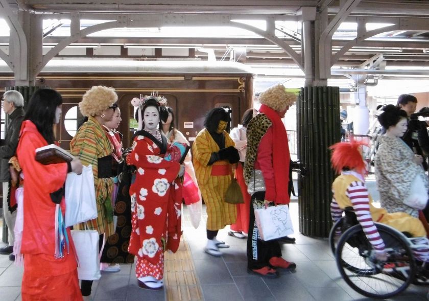 ～暦ではもう春～
節分お化けが嵐電で節分参り