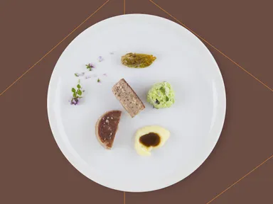 子羊の肩肉、ピンピオレ風味のソース