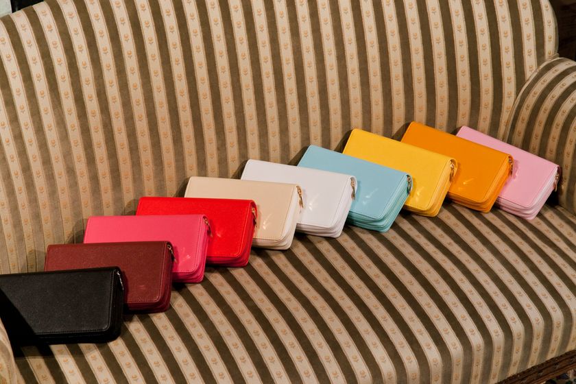 カード30枚を収納可能！スマホも入る“たっぷり”財布
　主婦デザイナーによる財布ブランド『yailes』展開