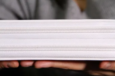 ダブルファスナーを搭載