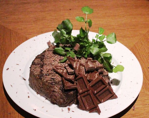 チョコレート×ステーキでいつもと違うバレンタイン！？
「チョコソースで食べるプレミアムステーキ」　
2月6日～18日までTHE DAD BOD品川店にて期間限定で提供