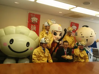 浜松餃子を試食する浜松市長