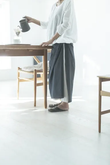 エプロンとして縫ってもらったカディ（インドの手紡ぎの布）をまとって。おなじ形のカディが数枚あり、つかったらその日に洗濯するそう。