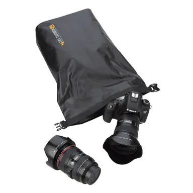 レンズを装着したデジタル一眼レフカメラ1台と交換レンズ1本を収納可能