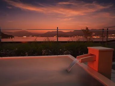 海と空が広がる露天風呂