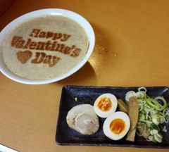 バレンタインにラーメンを贈る！？ラテアートのように文字を浮かべたラーメンを2/14提供開始