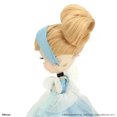 後頭部のボタンで瞳を動かすことができる