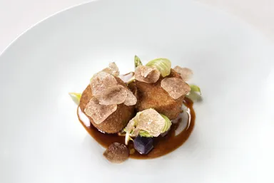 FassoneVealTenderloin.confitsalsify,mushroom,aromaticcheeseandAlbawhitetruffle
