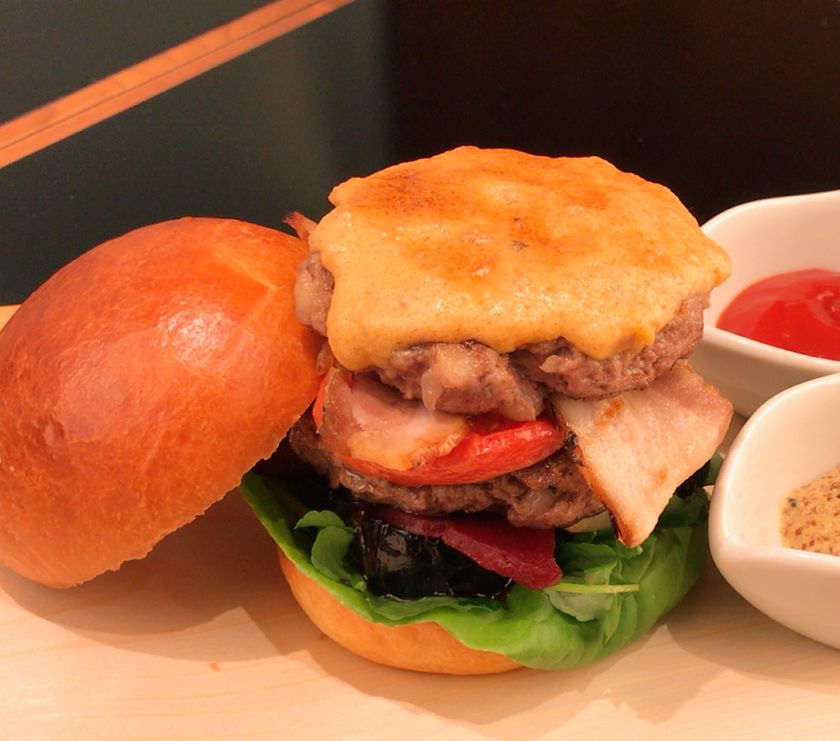 グルメバーガーファン垂涎の一品！
「カフェ・トロワグロ・バーガー」登場
三ツ星シェフ監修のカフェから注目の限定メニュー