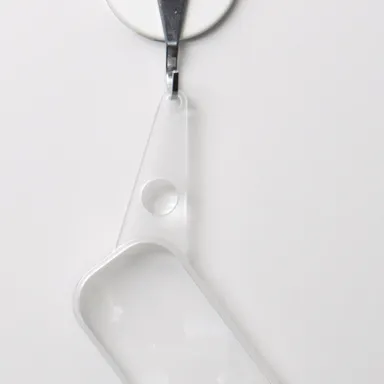 持ち手の先には便利なストラップホール付き