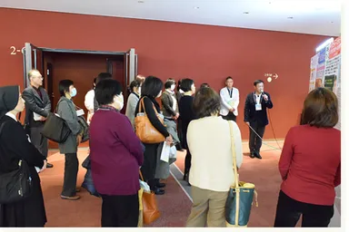 来場の方々に研究内容を説明するさくら葬祭近藤