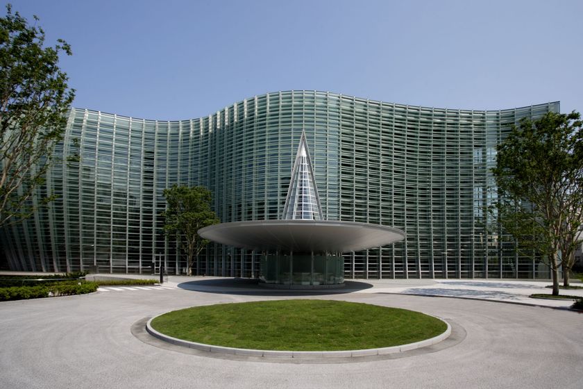 美術館を訪れるインバウンド受入のため、国立新美術館(東京・六本木)に、通訳サービス「SMILE CALL(スマイルコール)」が採用