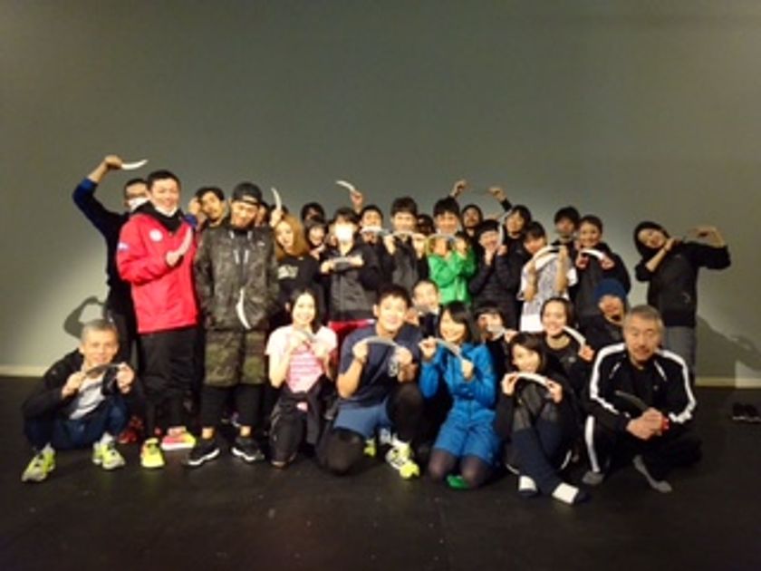 「魔法のナイフ」で筋肉をコンディショニング！
日本発の「スキンストレッチ」が舞台役者やスポーツ界でも話題に