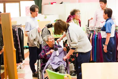 職員の方と一緒に商品選び