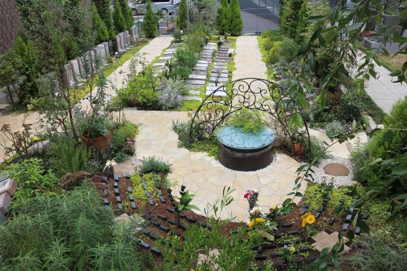 承継するお墓はもういらない!?背景に生涯未婚率と◯◯
世相を反映した、自分サイズの樹木葬が都心で人気