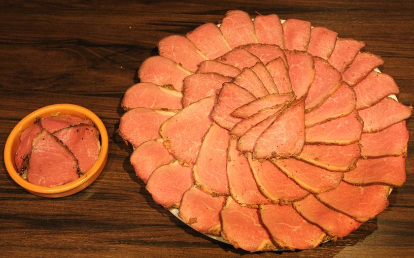 毎月20日は「◎(にじゅうまる)の日」
＜第1弾＞先着120組限定！
20倍増量(約1.5kg)「ローストビーフ」599円(税抜)！
～居酒屋 NIJYU-MARUで実施～