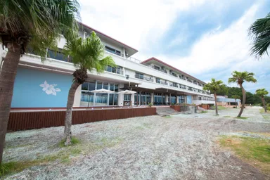 錦江湾の目の前にたつ休暇村指宿