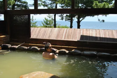 潮騒が耳に心地よい露天風呂