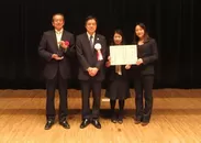 表彰式の様子(2017年2月18日開催)　当社社員と新宿区 吉住区長(中央左)