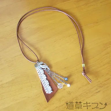 革とレースのネックレス