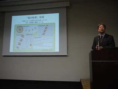 ラビリンチュラ類と海洋生態系についてご説明する、本多先生