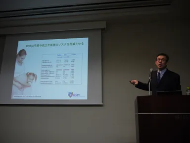 『ボタニカルDHA』の研究結果についてご説明する、チャンウェイゴ先生