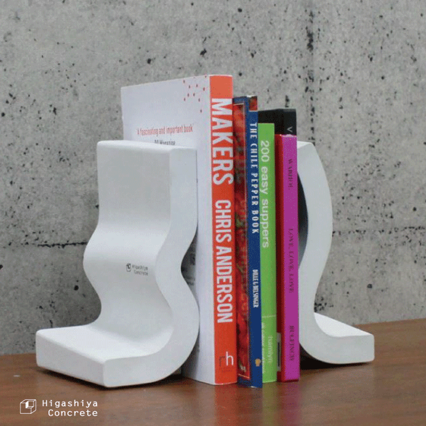 “コンクリート”製の「掛け時計」「ブックエンド」登場！
2月23日に自社通販サイトで販売
