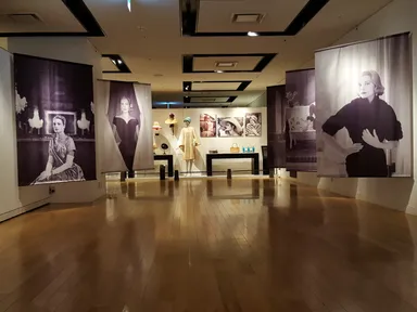 グレースが出迎えるエントランス