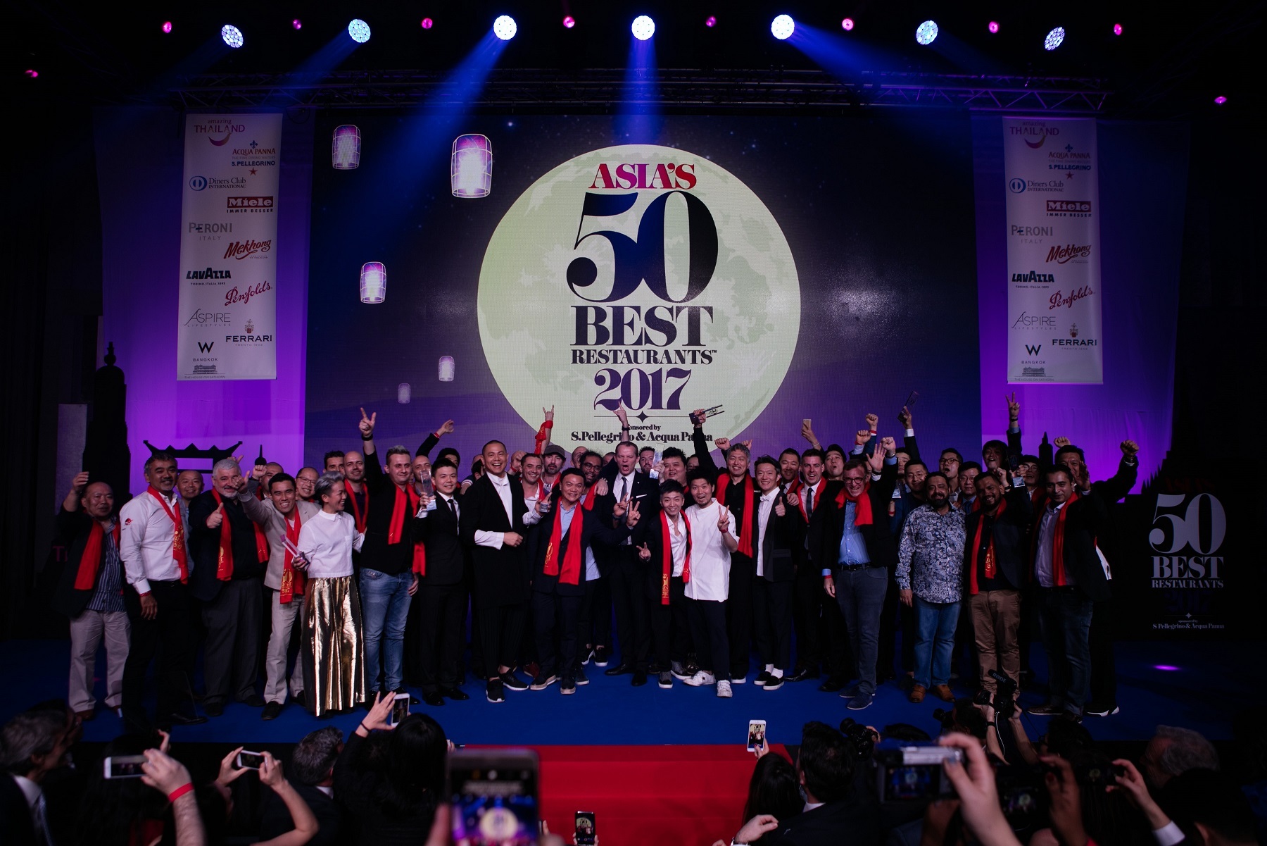 サンペレグリノとアクアパンナがスポンサーを務める第5回「アジアのベストレストラン50」の授賞式で各賞を受賞したシェフおよびレストラン