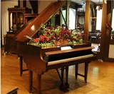 【フラワーアレンジメントイメージ】 自動演奏ピアノを花器に見立てた フラワーアレンジメント