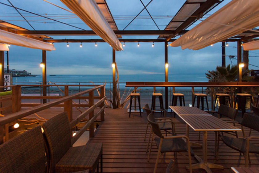 鎌倉・材木座海岸のビーチサイドに
テラス席完備の炭火焼き食堂が４月６日オープン
「海沿いの キコリ食堂」