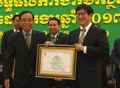 左からカンボジア王国Bin Chhin副首相、ミネベアミツミ執行役員　赤津 浩之氏