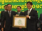 左からカンボジア王国Bin Chhin副首相、ミネベアミツミ執行役員　赤津 浩之氏