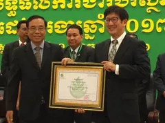 左からカンボジア王国Bin Chhin副首相、ミネベアミツミ執行役員　赤津 浩之氏