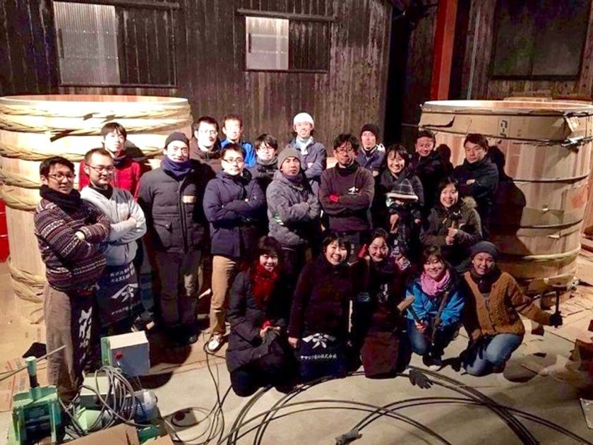 香川・徳島・長崎の木桶職人が
3月4日に東京・秋葉原でプロジェクト初展開
醸造用の木桶を小豆島から搬送、展示開始