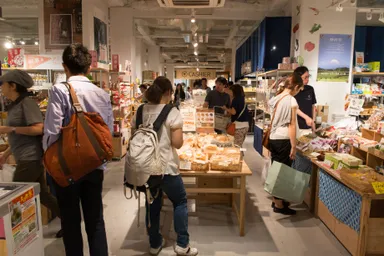 日本百貨店しょくひんかん店内