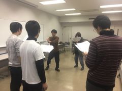 演技について話し合う様子