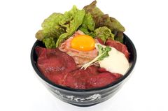 ＜伝説のすた丼屋＞2種類の肉と2色のソースで“やみつき”必至！3月1日『W(ダブル)×W(ダブル)ローストビーフ丼』発売開始　花より団子！人気の丼に春の“新味”登場　次のトレンドは「ガリマヨ」だ！