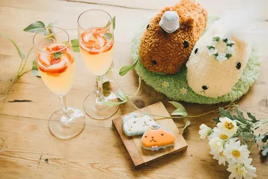フルーツたっぷり♪うぇるかむ～んドリンク　おめかしカピバラさん＆ホワイトさんクッキー付き(クッキーはどちらか1つ選択)