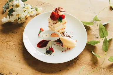 おめかしカピバラさんホワイトさんのふわふわHAPPYベリー ケーキ