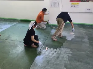 製作を行う学生の様子 1