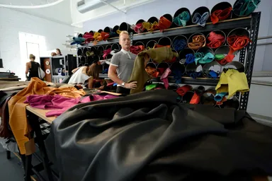 色とりどりのレザーから自分の好きな1点が選べる