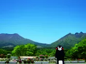 根子岳をバックにくまもんと写真が撮れる休暇村南阿蘇の記念撮影スポット