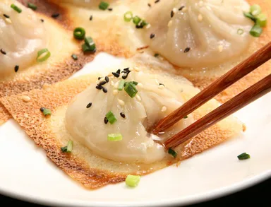 溢れ出る肉汁と香ばしい羽根の食感！