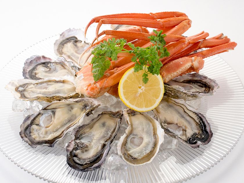 春の食材「ふきのとう」「桜海老」「菜の花」などを使ったメニューが12品新登場！「生牡蠣・カキフライ」など人気牡蠣料理とサラダ・パスタ・デザートなど全30品食べ放題！
オイスターバーの「春のテーブルオーダーバイキング30品」
