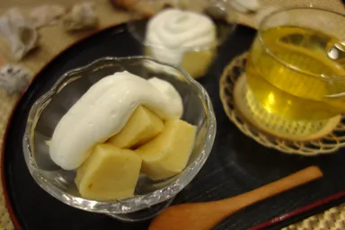 カスタードクリームのわらび餅～魔法の生クリームを添えて～