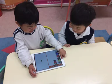 iPadを使ったブロック・プログラミング授業の様子