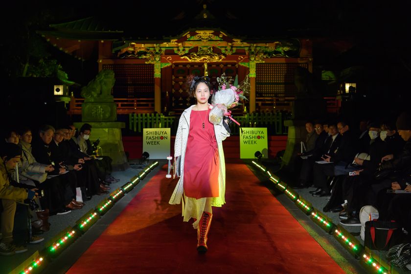 “色”をテーマにしたセレクトショップ「IROZA」が
『SHIBUYA RUNWAY』に参加　
山下むみが“FUSION STREET”をコンセプトにランウェイを闊歩